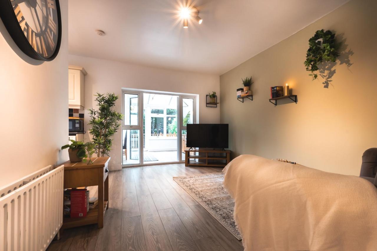 Accessible 3-Bedroom Bungalow With Patio +Driveway Саутгемптон Экстерьер фото